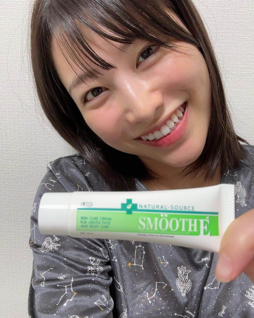 春原未来のインスタグラム：「いい香り！ずっと嗅ぎたくなる😆💚 (グリーンフローラルの香りって書いてある) 美容大国のタイ🇹🇭で大人気のクリーム。  傷跡のケアにおすすめということで使ってます🙌  特にいまは足がボロボロで… あとを残さないためには肌のターンオーバーを正常に整えることが重要。そのためには入念な保湿が大切なんだって。 動画ではコケて傷付いた膝に塗ってみてる←  スムースクリームはほんとベトベトしなくて肌なじみいいし,とってもいい匂いだから何度も塗り直すことが苦にならない😊🧡 のびが良くてしっとり🤍  私みたいに傷跡に悩んでる人。 ニキビ跡,妊娠線などの肉割れが気になる人は使ってみるといいかも。  角質層にまで届く優秀なクリームだから,普段のスキンケアに取り入れちゃってもいいくらい💡  15g 990円 40g 1,980円 100g 3,080円 だから大きいほうがお得👛 ちなみに私が持ってるのはお試しサイズの15gね。  タイの美容商品に興味津々になりました。笑  PR @smoothe_japan #ニキビケア #スキンケア #妊娠線ケア #保湿クリーム #ニキビ跡 #スムースe #スムースeクリーム #傷跡ケア #保湿クリーム #保湿力抜群 #パジャマ姿で失礼します #春原未来」