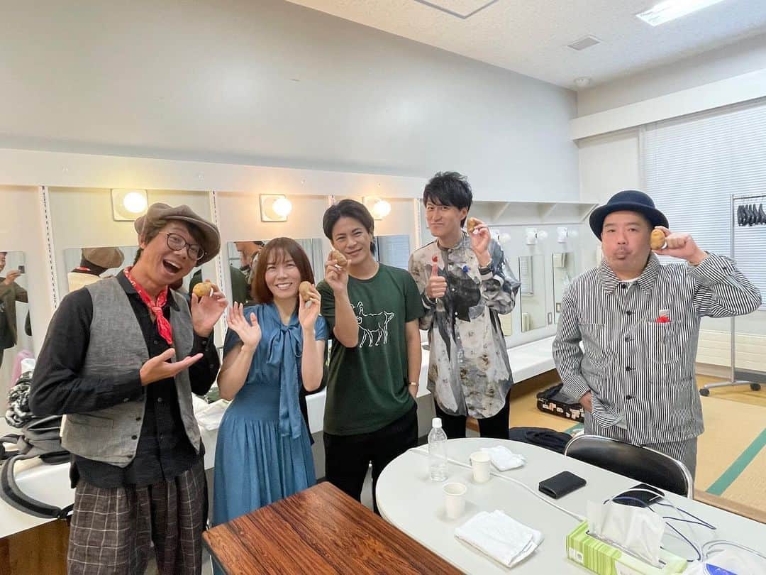 半崎美子さんのインスタグラム写真 - (半崎美子Instagram)「北海道ツアー2023〜往復書簡〜  幕別町百年記念ホール 皆様との静か熱気と温かな対話が心に満ちた時間。 帯広アドニス少年少女合唱団の皆さんの瑞々しい歌声、メンバーの結束。積み重ねた6公演の愛しき旅路を終え、ファイナルは16日札幌カナモトホールへ。  #幕別百年記念ホール #北海道ツアー2023 #ミトカツユキ #高慶卓史 #福長雅夫 #新井武人 #帯広アドニス少年少女合唱団」10月11日 22時22分 - yoshikohanzaki