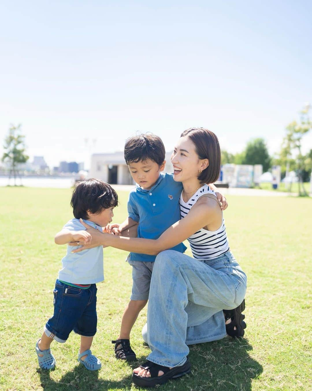 Ayaのインスタグラム：「夏終わっちゃったけど お気に入りの写真10枚👩‍👦‍👦📸  この日めちゃ暑かったー☀️💦 ここに噴水⛲️あるの忘れてて 着替えないけど、 2人とも水浴びが大好きなので 『もう遊んじゃえー！！！』 『すぐ乾くやろー！！！』って なってびしょ濡れになって遊んだ息子たち🤣笑  @shiba_photo さんが 遊んでるところを撮影してくれた📸✨  #男の子#男の子兄弟#1歳#4歳#男の子育児#男の子ママ  #神戸#子連れスポット#神戸メリケンパーク#メリケンパーク  #夏の思い出#わんぱくボーイ」