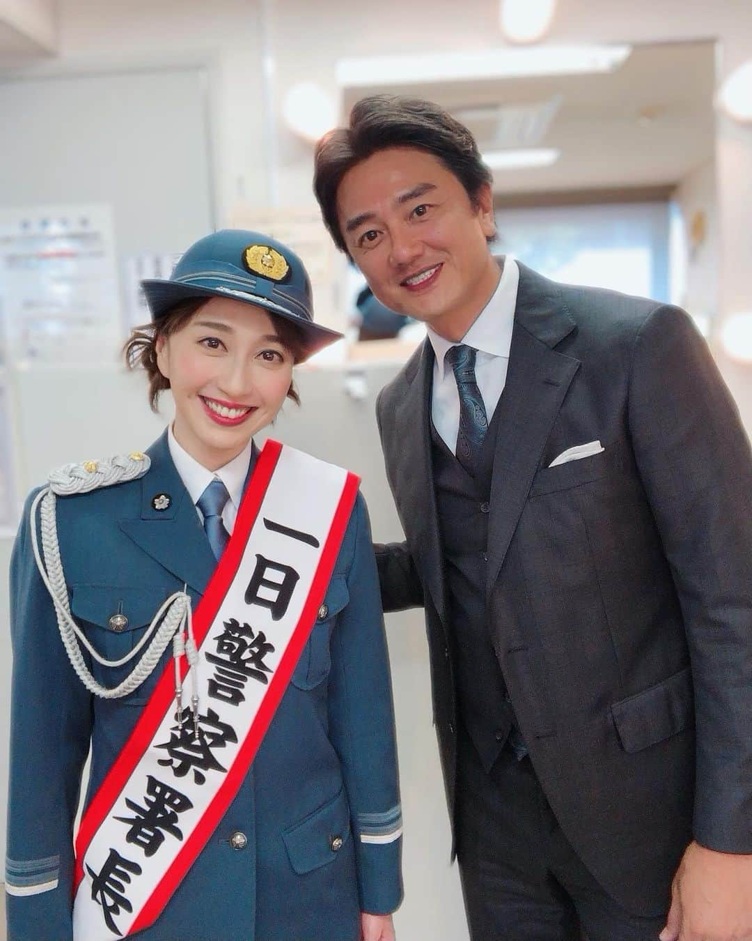 はいだしょうこさんのインスタグラム写真 - (はいだしょうこInstagram)「今日は、 立川警察署の1日警察署長を させて頂きました😊👮  そして、はいだしょうこ1日警察署長の、 サポート役として、 「原田龍二さん」がスペシャルゲストでいらして下さり、 一緒にトークショーもさせていただきました😊  龍二さんとは、福岡の番組でもずっとご一緒だったり、私のYouTubeに出演いただいたり、もう何年もお世話になっています😊  なので、龍二さんがいてくださると、 とても安心できました😊  立川国立防犯フェスティバル。ということで、防犯のお話や、地域の見守り隊の方々のお話など、色々と私も学ばせて頂きました✨  立川警察署の皆さんをはじめ、 立川市長さん、国立市長さんや、 地域の皆さん、お世話になった皆さん、 そして、 いらしてくださったお客様、 ありがとうございました☺️  同じような写真を載せてますが🤣 なかなか着れることがない制服が嬉しくて、何枚も撮りました🤤💓  はいだしょうこ一日警察署長、 とても貴重な経験をさせて頂きました😊  ありがとうございました！🙇‍♀️  #立川警察署 #一日警察署長  #立川国立防犯フェスティバル  #地元 #立川生まれ、国立育ち。☺️  #原田龍二　さん #はいだしょうこ」10月11日 22時25分 - haida_shoko