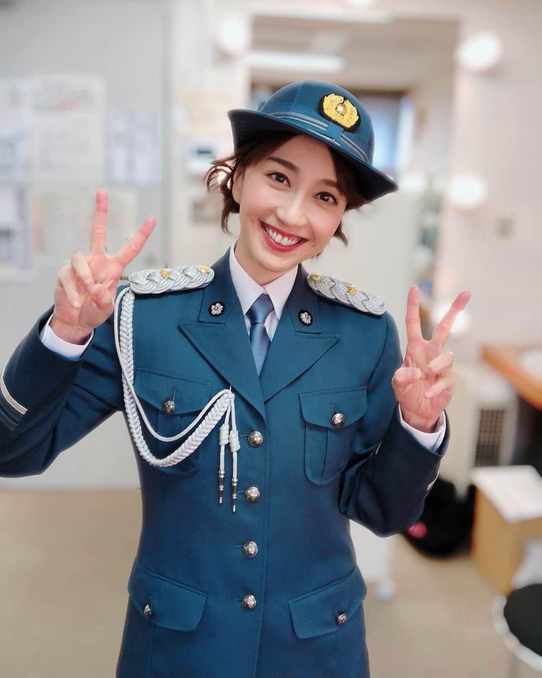 はいだしょうこさんのインスタグラム写真 - (はいだしょうこInstagram)「今日は、 立川警察署の1日警察署長を させて頂きました😊👮  そして、はいだしょうこ1日警察署長の、 サポート役として、 「原田龍二さん」がスペシャルゲストでいらして下さり、 一緒にトークショーもさせていただきました😊  龍二さんとは、福岡の番組でもずっとご一緒だったり、私のYouTubeに出演いただいたり、もう何年もお世話になっています😊  なので、龍二さんがいてくださると、 とても安心できました😊  立川国立防犯フェスティバル。ということで、防犯のお話や、地域の見守り隊の方々のお話など、色々と私も学ばせて頂きました✨  立川警察署の皆さんをはじめ、 立川市長さん、国立市長さんや、 地域の皆さん、お世話になった皆さん、 そして、 いらしてくださったお客様、 ありがとうございました☺️  同じような写真を載せてますが🤣 なかなか着れることがない制服が嬉しくて、何枚も撮りました🤤💓  はいだしょうこ一日警察署長、 とても貴重な経験をさせて頂きました😊  ありがとうございました！🙇‍♀️  #立川警察署 #一日警察署長  #立川国立防犯フェスティバル  #地元 #立川生まれ、国立育ち。☺️  #原田龍二　さん #はいだしょうこ」10月11日 22時25分 - haida_shoko