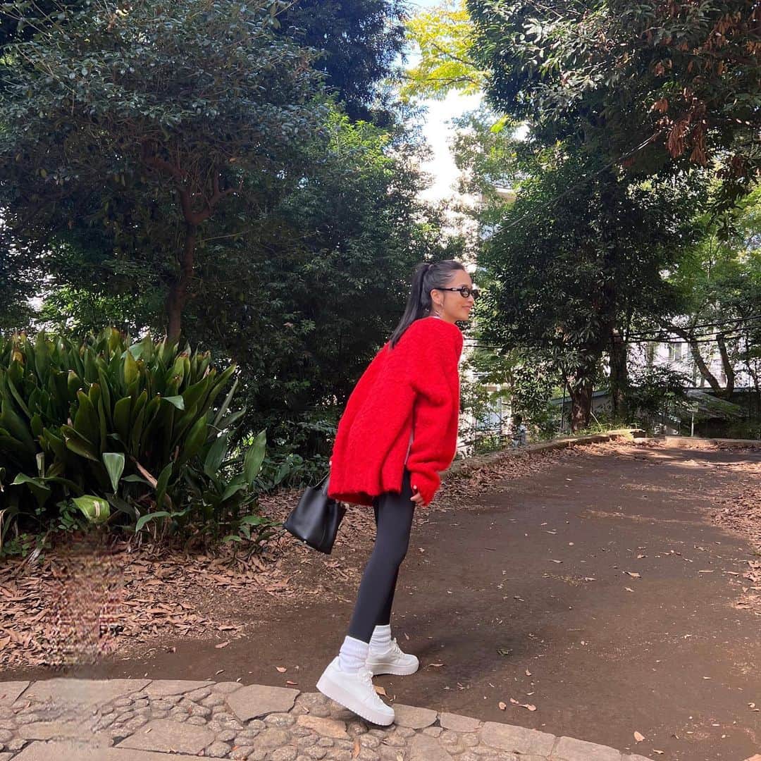 近藤千尋のインスタグラム：「ひーぼぉくんとお散歩😍🌳 夫婦時間、数時間だけだったけど リフレッシュできたね🌤️  UNOHA 2023AW の スタイルアップ プラットフォームシューズ のおかげで背が高く見える🙏🩷笑  レギンスも同じUNOHAです🥹  @unoha_official #PR #unoha」