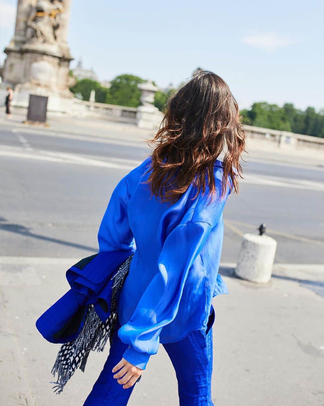 フォルテフォルテさんのインスタグラム写真 - (フォルテフォルテInstagram)「a feminine muse in paris wearing forte_forte; the new suit in jacquard crépon vibrates in deep electric blue tones, revealing a contemporary and chic elegance. photo by @leila.cetta. #forte_forte #aw23 #pfw #musa #autunno #gracefulness #dreams #nymph #contemporary #handmade #freedom #energy #nature #poetic #feminine #fluid #passion #madeinitaly」10月11日 22時27分 - forte_forte