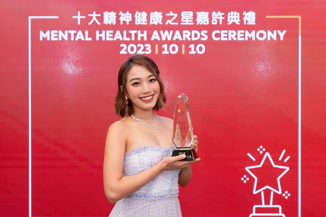 レスレイ・チアンさんのインスタグラム写真 - (レスレイ・チアンInstagram)「This World Mental Health Day, I was awarded with the Mental Health Awards! What an incredible honor! May we all continue to spread awareness and educate ourselves on this very important topic, and challenge the stigma around mental illness!  #WorldMentalHealthDay #MentalHealth #MentalHealthAwareness #MentalHealthMatters #MentalHealthAwards #depression #anxiety  Thank you @pretadress for this gorgeous @needleandthreadlondon dress! Hair and Make Up by my sister in law @rainnnnlee !」10月12日 22時00分 - lesleychianglove