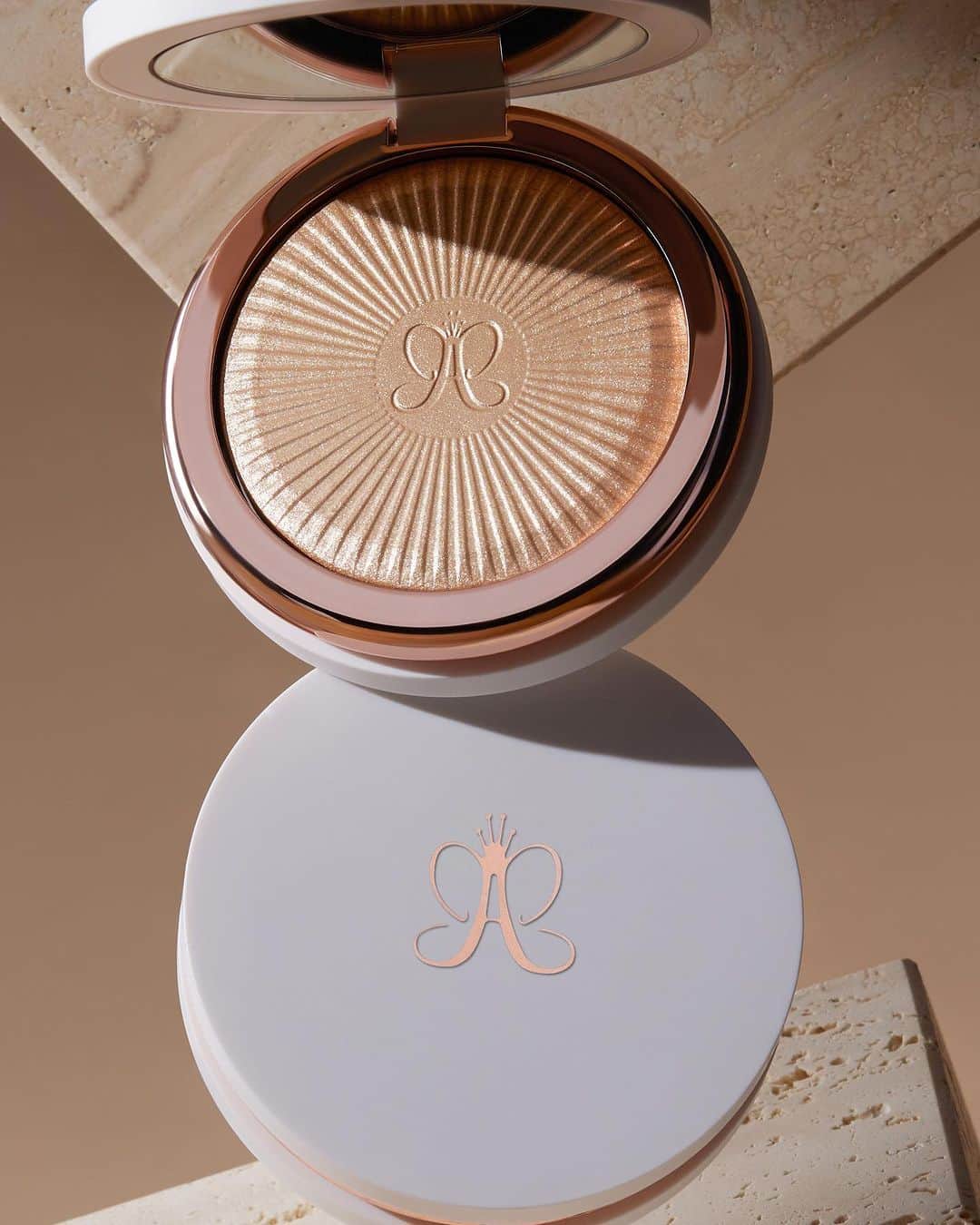 Anastasia Beverly Hillsのインスタグラム：「…..Yeah, it's a NEED 🔥🔥   ✨GLOW SEEKER✨ launches EXCLUSIVELY on 10/13 on the @sephora app 💫  #AnastasiaBeverlyHills」