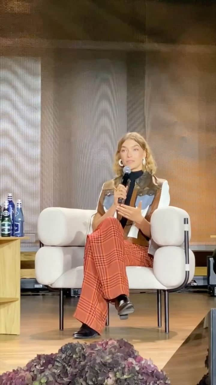 アリゾナ・ミューズのインスタグラム：「We must turn fashion into a climate solution 🌎 The reason I started @dirt.charity🤎  I was so thankful for all the thoughtful, interesting questions I was asked by the absolutely wondrous @karolinasobanska at @vogue.polska’s Business Fashion Environment Summit Conference.  A huge thank you to you @zubizubizu, a model I met many years ago on a shoot, and now I’m so proud of you for organizing this conference and being so knowleagble about climate - you are helping our industry to transition to a healthier future for people and planet 💫  What a time to be an activist. Grateful.」