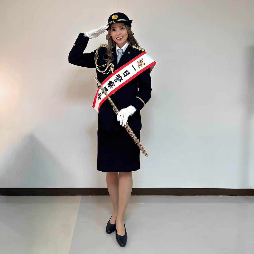 高橋紫微のインスタグラム：「See below for the English and Chinese version.  今日は東京都調布市の一日警察署長を務めさせていただきました👮 犯罪は私たちの身近にあることを改めて実感した日でした。フルートも勿論演奏をしてとても和やかな式典になったと思います✨ 署長姿憧れていたのでこの制服を着れたのがとても嬉しかったです🥰🥰  Today I had the pleasure of serving as the one-day chief of a police station in Chofu City, Tokyo. It was a day when I realized once again that crime is all around us! I played the flute of course, and I think it was a very peaceful ceremony. I was very happy to be able to wear this uniform because I had always dreamed of being a police chief!  今天，我担任了一天东京都调布区的警察署署长！ 在这一天里我们再次意识到犯罪就在我们身边！ 我是长笛演奏家，用笛子演奏也是一个非常和睦的仪式。 我非常高兴能穿上这件荣誉的制服，羡慕警察制服的SUAI吧！」
