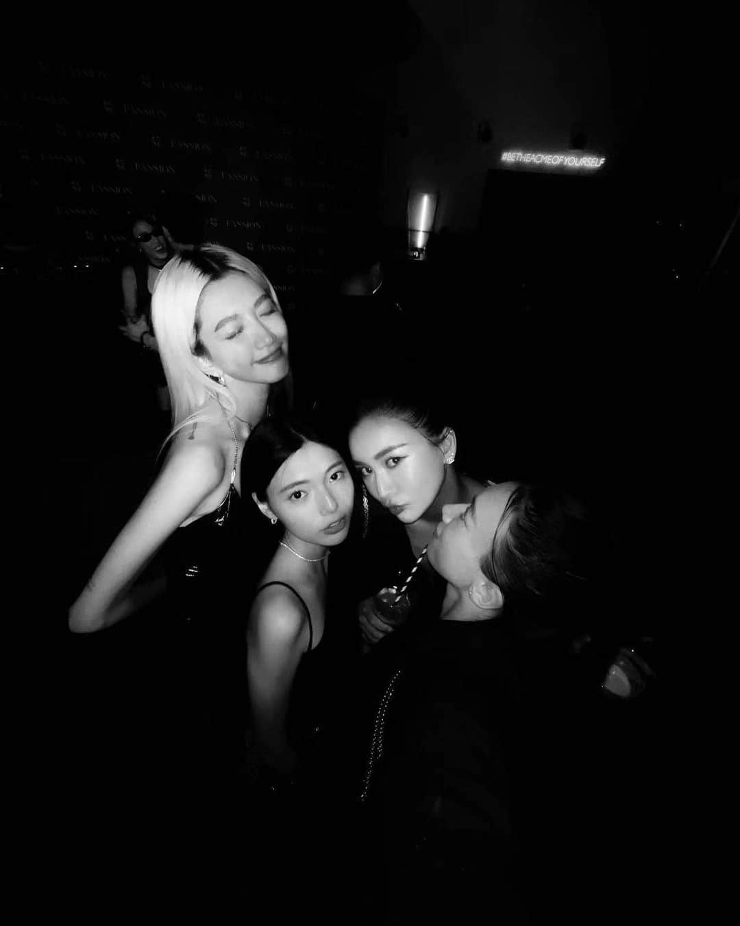 イーホア・ウーさんのインスタグラム写真 - (イーホア・ウーInstagram)「What a wonderful night with my babies 💖🌹  #girlsnightout」10月11日 22時38分 - _ihua_