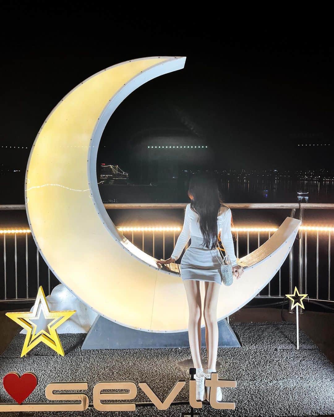 のインスタグラム：「漢江の近くの水の上に浮かぶレストラン🌙」