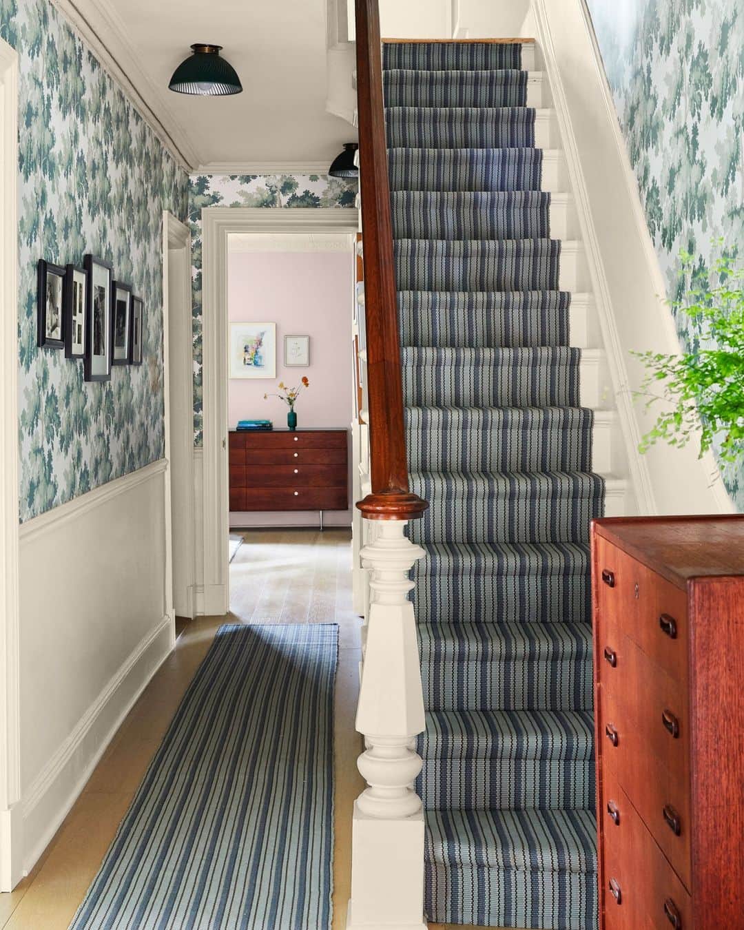 のインスタグラム：「There’s an art to mixing prints, and designer Jennifer Hanlin (@hanlindesign) has employed such adroitness in this haven of a hallway, which is the most transformed space in ELLE DECOR editor’s Ingrid Abramovitch (@ingridabram) Brooklyn brownstone. The hallway’s @sandbergwallpaper wallpaper plays on the similarly-hued @annieselke runners. Wallpaper was added above the new chair rail, making the hall seem twice as big. “With the limited footprint of a New York City apartment, we needed rooms that could serve several functions while allowing us to decompress from the energy of the streets,” Abramovitch explains.   Click the link in bio for the full tour of this Brooklyn Brownstone. Written by @ingridabram. Photographed by @annieschlechter.」