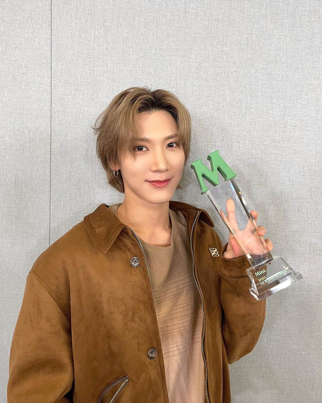 NCTのインスタグラム：「태국에서 날아온 트로피 잘 받았습니다! 이번에 THE INSPIRATION AWARD 2023 받게 되어서 영광입니다☺️ 앞으로도 열심히 하겠습니다! 감사합니다!💚   เตนล์ได้รับถ้วยรางวัลที่ส่งมาจากเมืองไทยแล้วนะครับ! รู้สึกเป็นเกียรติมาก ๆ ที่ได้รับรางวัล THE INSPIRATION AWARD 2023 ในครั้งนี้ครับ ☺️ เตนล์จะตั้งใจทำงานให้มากขึ้นต่อไปนะครับ! ขอบคุณครับ!💚  I've received the trophy flew from Thailand! It's my pleasure to receive THE INSPIRATION AWARD 2023 this year☺️ I'll continue to work hard! Thank you! 💚 #TEN   #텐 #李永钦 #NCT #WayV  #MintAwards2023 #Mchoice2023」