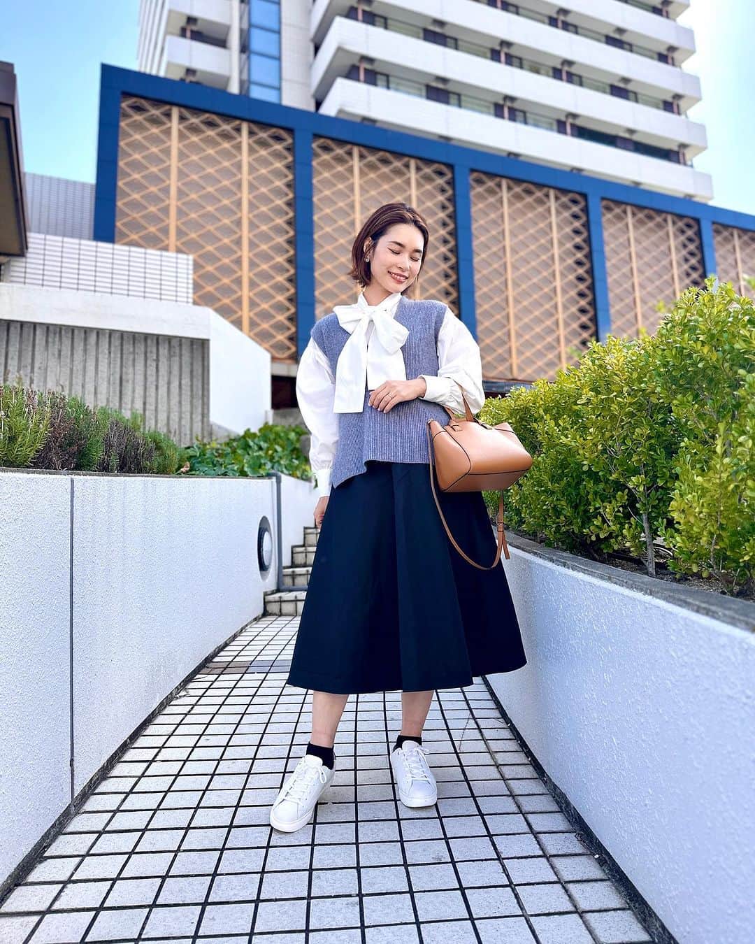 のインスタグラム：「#PR 大好きな 神戸🌊 いい季節だから、景色を楽しみながら、ホテル・オークラまで ウォーキング👟   きれいめな スカートスタイルにも、  @akaishi.official の  レースアップの レザースニーカーは   すっ、と馴染んで、 老舗ホテル 訪問にも 合うでしょ✨  基本のスニーカー なのに、軽い！ 秘密は、柔らかな 靴裏に あるみたい☺️   見た目と 軽さ こだわりの クッションの おかげで、散策が楽しめた✨  ☑︎ ブランド紹介  　AKAISHIは、外反母趾など 様々な足の悩みを持つ方が、  歩くことで足の健康を  とりもどす靴を研究開発している ブランドです。  　数千人の足裏の形から導き出された AKAISHIオリジナルのインソールは履いた瞬間、 　足裏に吸いつくようにフィットします。  　→公式通販サイト：「AKAISHI　靴」で検索  @akaishi.official   #AKAISHI #AKAISHI公式通販 #アカイシ #ArchFitter #アーチフィッター #新商品 #外反母趾 #足底筋膜炎 #足が痛い #スニーカー #ウォーキングシューズ #レースアップシューズ #シューズ」