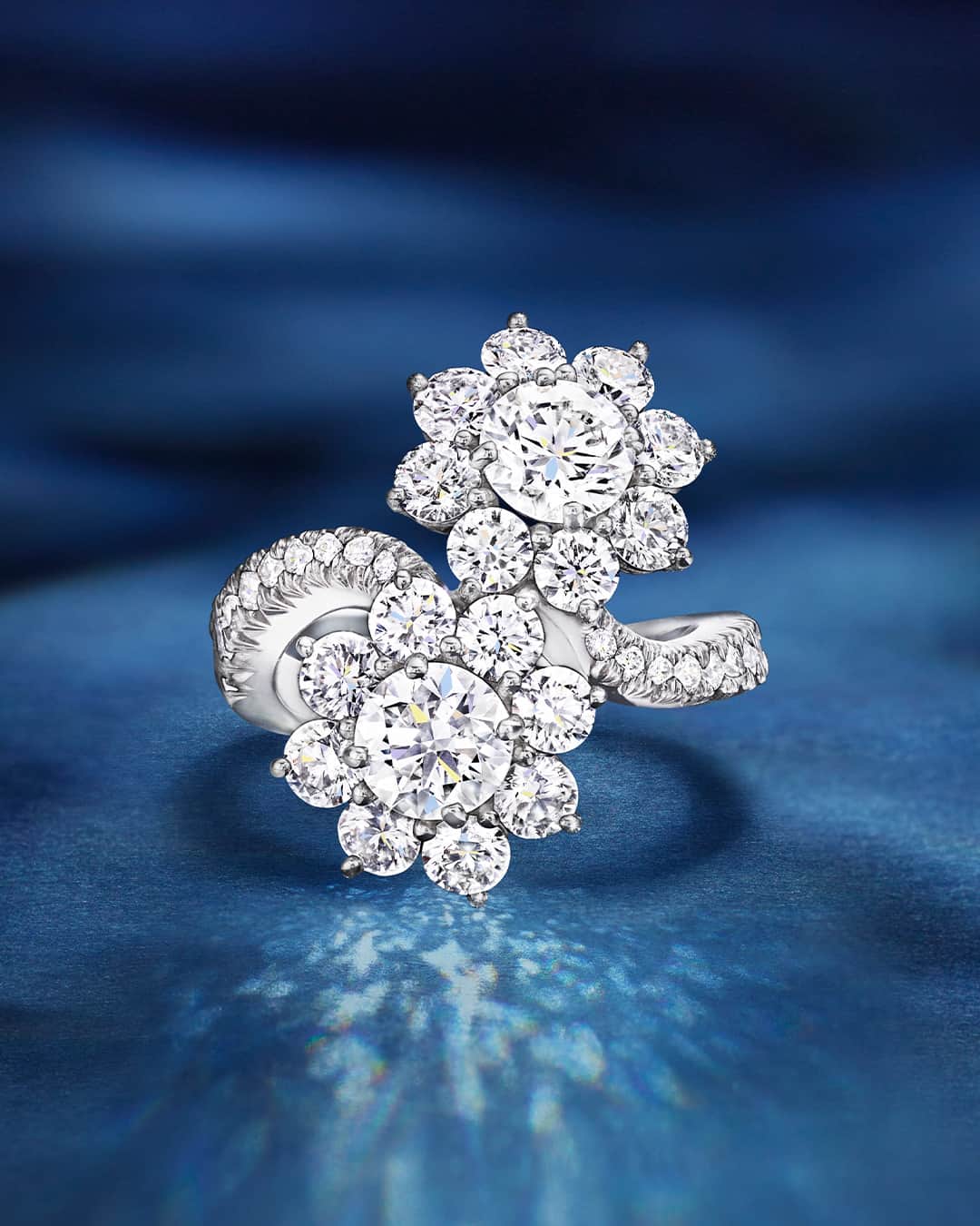 ハリー・ウィンストンのインスタグラム：「Like two blooms basking in the light, this Sunflower Twin Ring is a sparkling homage to its namesake with diamond petals radiating around round center stones. Tap the link in bio to discover exquisite nature-inspired jewels. #HarryWinston」