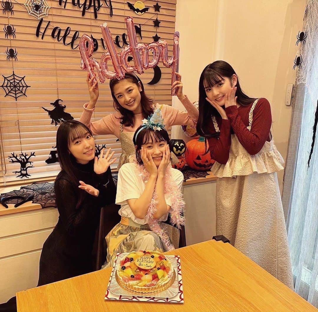 譜久村聖さんのインスタグラム写真 - (譜久村聖Instagram)「🎉サプライズ大成功〜🍰💛  石川梨華さん、道重さゆみさん 亀井絵里さんと一緒に 高橋愛さんのお誕生日をお祝いしました🥂✨  皆でお食事して ケーキでお祝いして …と、ずーっとhappyな時間でした💖 ̖́-‬  石川さん家のお子さん達と 鬼ごっこしたのも楽しい思い出〜🙌🏻  私、ここに居ていいの…？って 何度も思ってしまいました🤣 #happy過ぎて有頂天🪄  #morningmusume #モーニング娘 #石川梨華 さん  #高橋愛 さん #道重さゆみ さん #亀井絵里 さん #morningmusume23  #モーニング娘23 #譜久村聖」10月11日 22時32分 - mizuki_fukumura.official