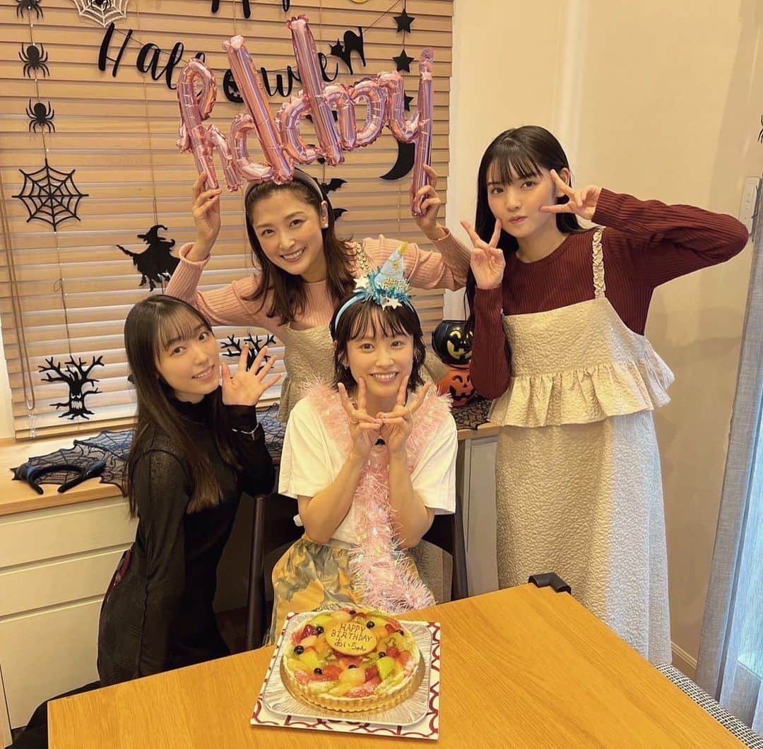 譜久村聖のインスタグラム：「🎉サプライズ大成功〜🍰💛  石川梨華さん、道重さゆみさん 亀井絵里さんと一緒に 高橋愛さんのお誕生日をお祝いしました🥂✨  皆でお食事して ケーキでお祝いして …と、ずーっとhappyな時間でした💖 ̖́-‬  石川さん家のお子さん達と 鬼ごっこしたのも楽しい思い出〜🙌🏻  私、ここに居ていいの…？って 何度も思ってしまいました🤣 #happy過ぎて有頂天🪄  #morningmusume #モーニング娘 #石川梨華 さん  #高橋愛 さん #道重さゆみ さん #亀井絵里 さん #morningmusume23  #モーニング娘23 #譜久村聖」