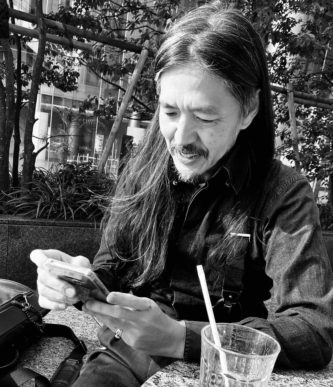 佐藤奈々子のインスタグラム：「肩を解いて縫い直してくれた信國さん。 音楽の話、とても楽しかったです！ こんど一緒に歌いましょう。 @taishinobukuni」
