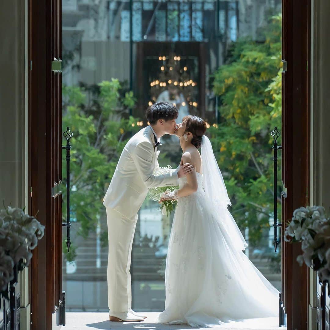ベストブライダル公式のインスタグラム：「~ 他の投稿はこちらから @bestbridal.jp 憧れの映画の主人公のように...🌹~  ステンドグラスが煌めく大聖堂で 小さな頃から憧れ続けていた結婚式を  笑顔が素敵なおふたりらしく どのシーンでもキラキラと笑顔が輝いています  ご披露宴では存在感あるクラウンスタイルで プリンセスのように階段からご登場  是非スワイプしてご覧ください  こちらの花嫁さまの会場 →ストリングスホテル名古屋 @strings_nagoya_wedding   ﹋﹋﹋﹋﹋﹋﹋﹋﹋﹋﹋﹋﹋﹋﹋﹋﹋﹋﹋﹋﹋﹋  \ウェディングフォト募集中/ @bestbridal.jp をフォローして、 お写真の投稿をお待ちしております  当アカウントでリグラムOKなベストブライダルの卒花嫁orプレ花嫁の皆様は、#ベストブライダル花嫁 もしくは #BB花嫁 のハッシュタグをつけて投稿をお願いします🌿  ※BB花嫁に投稿があったお写真をリグラムする際は、 個別にご連絡は行っておりません。予めご了承ください  \ブライダルフェアの予約について💐/  アカウントプロフィールのURL先、 各会場のHPもしくはDMよりご予約を承っております。 どんな式場が自分に合うかわからない、結婚式をするか迷っている...など些細なご質問でもお気軽にDMにてご相談ください✴︎」