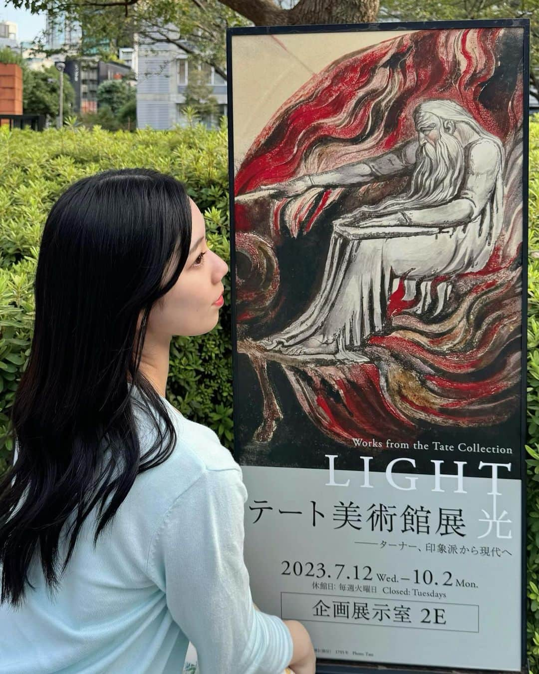 平岡映美のインスタグラム：「先日 #テート美術館展 へ🪅 興味深い画や展示に圧倒されました… ・ ・ ・ ジョン・ヤング＝ハンターの 《私の妻の庭》 額も大きく立派で窓のように感じ、実際部屋の中から妻を見ているような… 今展示で特に魅かれた作品でした。」