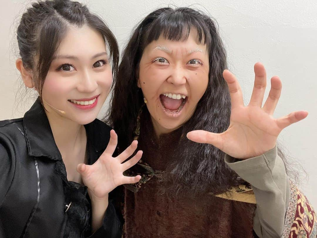 二木蒼生さんのインスタグラム写真 - (二木蒼生Instagram)「たくさんお世話になった#岡本一馬 さん、#津村友華 さん、共演させていただいた皆さんと📷🤍  面白く優しい方ばかりで、お稽古中何度も笑っちゃうくらい😂笑 お稽古に行くのが楽しみでした。 皆さんと同じ場にいられたことをとても幸せに思います。  一緒に撮れなかった方々もいて悔やまれる…_:(´ཀ`」 ∠):_  載せきれなかったまたお写真投稿させていただきます☺️  #クラベリ #ミュージカル #舞台 #クランベリームーン #三越劇場 #城妃美玲 さん #松浦司 さん #太田知咲 さん #石丸椎菜 さん #本木麻由花 ちゃん」10月11日 22時35分 - aomushi_kune2