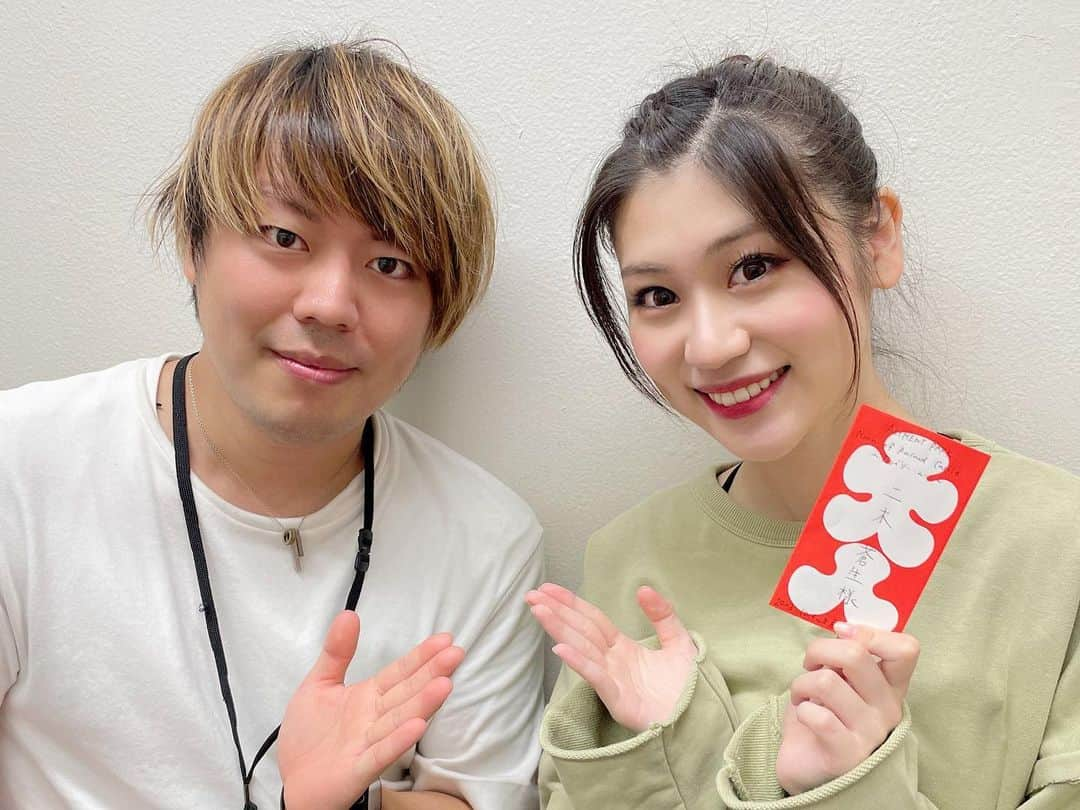 二木蒼生のインスタグラム：「たくさんお世話になった#岡本一馬 さん、#津村友華 さん、共演させていただいた皆さんと📷🤍  面白く優しい方ばかりで、お稽古中何度も笑っちゃうくらい😂笑 お稽古に行くのが楽しみでした。 皆さんと同じ場にいられたことをとても幸せに思います。  一緒に撮れなかった方々もいて悔やまれる…_:(´ཀ`」 ∠):_  載せきれなかったまたお写真投稿させていただきます☺️  #クラベリ #ミュージカル #舞台 #クランベリームーン #三越劇場 #城妃美玲 さん #松浦司 さん #太田知咲 さん #石丸椎菜 さん #本木麻由花 ちゃん」