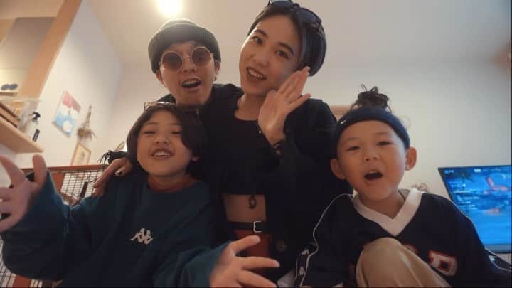 yurinasiaのインスタグラム：「@eijidrh happy birthday rap / YOOK BAND 毎晩遊ぼぜ　おめでとう🎉🎉  🪩YOOK BAND🪩 ayumugugu yurinasia Golden Week YOOK  @cocoroyen produce track @cocoroyen  lyric @ayumugugu rap @ayumugugu , yurinasia」