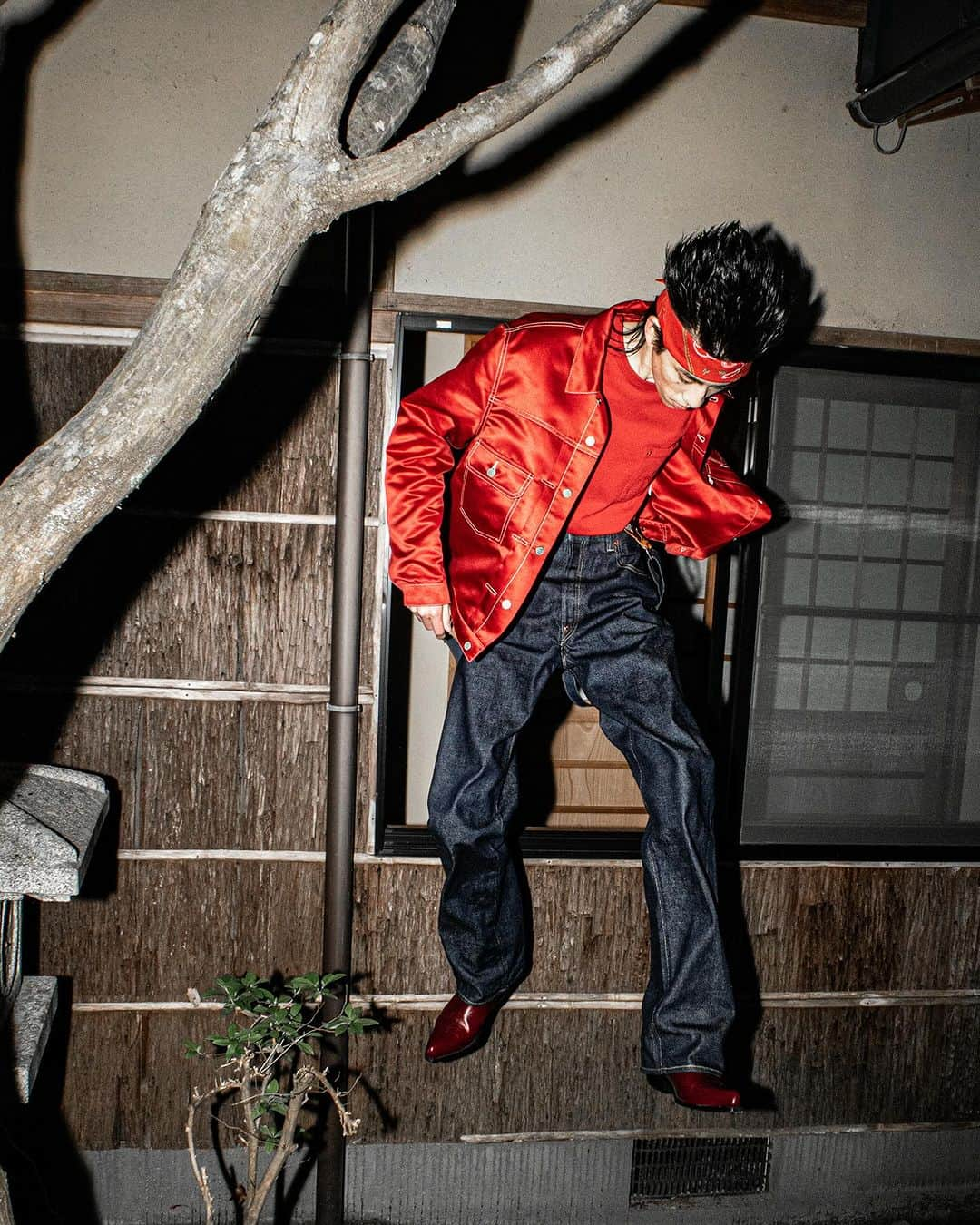 ケンゾーのインスタグラム：「An ode to the East-meets-West sensibility is shown throughout the line with pieces such as the satin trucker jacket. A KENZO red piece that also integrates Levi’s® iconography.  Explore all the pieces now on KENZO.COM and in selected stores.」