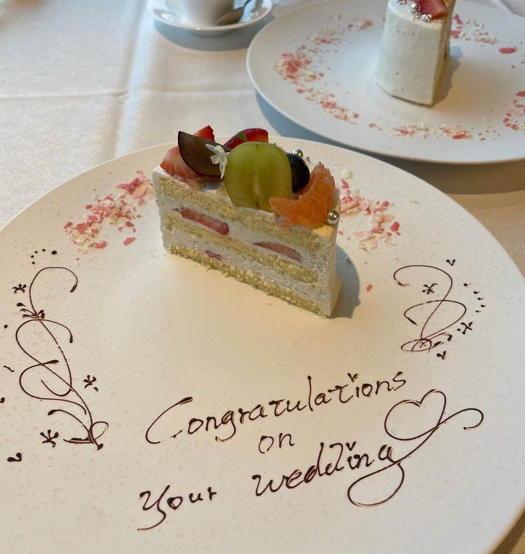 MI-MIのインスタグラム：「🎂💐  大切なお友達の結婚祝いにて... ケーキの断面可愛い♡  #thegrand47 #thegrandginza #銀座ランチ #銀座ディナー #銀座グルメ #コース料理 #フレンチレストラン #ginzasix」