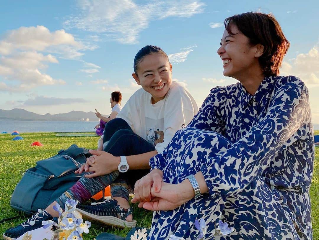 高松いくのインスタグラム：「🌺🧘‍♀️🌴🌊  沖縄で 大好きな先生方と 沖縄の方々と 一緒にヨガができました❤️  嬉しかった(´ｰ｀)  @yogafest_okinawa   #yoga #okinawa」
