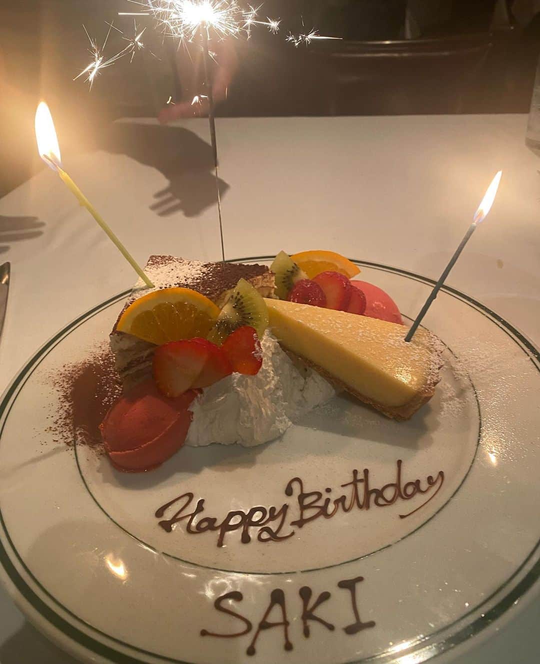 Saki さんのインスタグラム写真 - (Saki Instagram)「結婚記念日💍💒💐7年目👩🏻‍🦰👨🏻‍🎨  そして、お誕生日でした🎂 34歳なりました(小声) 平成元年生まれ🖐️  食いしん坊夫婦ですが… 人生で1番腹ぱんちくりんぐらい食べたな。。コース多っ😳  でも久々すぎる #ウルフギャング 嬉しかった🥩美味しかった🦐🦞🦀  いつもお仕事頑張ってくれて、 子ども達の良いパパで 美味しいもん食べさせてくれて、好きに飲みに行かせてもろて🍺本間に感謝🙏  family No.1👨‍👩‍👦‍👦　ワンチーム☝🏼  これからもよろしく♥️  @buggylab」10月11日 22時41分 - saki1011
