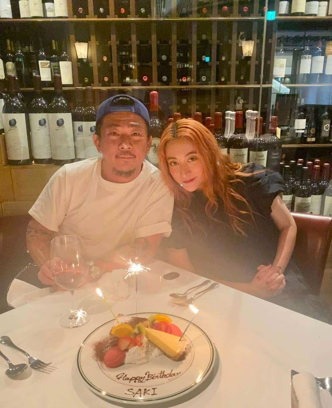 Saki のインスタグラム：「結婚記念日💍💒💐7年目👩🏻‍🦰👨🏻‍🎨  そして、お誕生日でした🎂 34歳なりました(小声) 平成元年生まれ🖐️  食いしん坊夫婦ですが… 人生で1番腹ぱんちくりんぐらい食べたな。。コース多っ😳  でも久々すぎる #ウルフギャング 嬉しかった🥩美味しかった🦐🦞🦀  いつもお仕事頑張ってくれて、 子ども達の良いパパで 美味しいもん食べさせてくれて、好きに飲みに行かせてもろて🍺本間に感謝🙏  family No.1👨‍👩‍👦‍👦　ワンチーム☝🏼  これからもよろしく♥️  @buggylab」