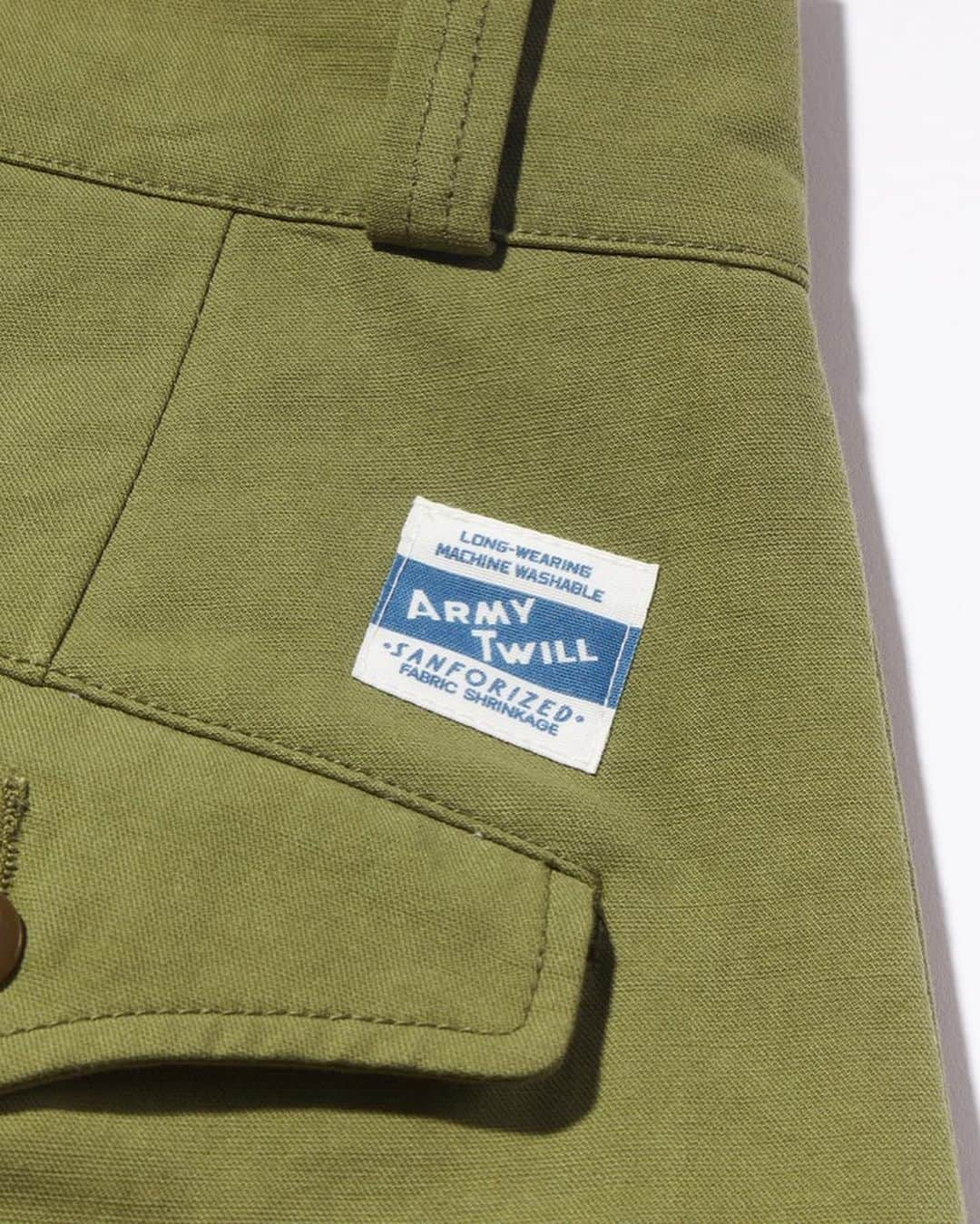 2nd編集部さんのインスタグラム写真 - (2nd編集部Instagram)「. 明日12日19:00受付締め切り‼️  【ARMY TWILL × 2nd】ワイドテーパード マウンテンカーゴトラウザーズ  裾に向かってテーパードしたあまり見かけないシルエットの軍パン。ドレスパンツのような腰回りの設計やフロントの１タックなど、軍パンとしては希少なディテールを有するパンツなのだが、実はこれは米軍の実在したカーゴパンツをモチーフとしている。極端に太いワタリと裾に向かったテーパードシルエット、ブーツ着用時に足を引っ掛けるためのゴムストラップ、両玉縁＆ジッパーという希少なディテールを備え、米軍の山岳部隊用に支給されたものだという。ミルスペックを確認すると1942年の表記。ごく限られた部隊のためのパンツのため、ヴィンテージ市場でも見かけることはかなり少ない。米軍のカーゴパンツというと、M-65やM-51のほか、近年だと寒冷地用のオーバーパンツなども人気だが、いずれも共通するのは裾にドローコードを付属したドカンとしたワイドストレート。しかし、このヴィンテージはテーパードシルエット。これを見た時に、実在したヴィンテージをモチーフにしつつも、これまでに見たことのない新しいカーゴパンツを作れるのではないかと沸き立った。  【値段】 ¥17,600(配送料無料) 【購入期間】 2023年8月31日（木）12:00〜2023年10月12日（木） 【配送時期】 2024年2月中旬頃予定 【サイズ】 M (ウエスト83cm / 股下73cm / わたり39.5cm / 裾口幅21.5cm） L (ウエスト88cm / 股下74cm / わたり41cm / 裾口幅22cm） . . . #2nd #セカンド #2nd別注 #armytwill」10月11日 22時42分 - 2nd_magazine