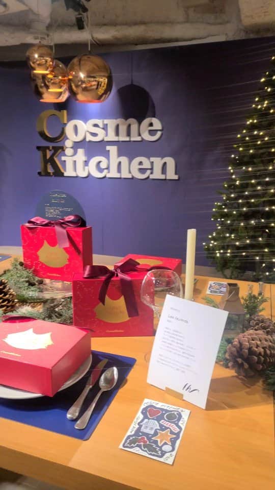 柚木渚のインスタグラム：「⁡Cosme Kitchen 2023 WINTER EXHIBITION⁡🎄 ⁡ 今回のテーマは『コスメキッチンで彩るクリスマス』⁡⁡⁡⁡⁡ ⁡⁡ ⁡早い〜〜〜！もう多分あっという間にクリスマスだよね！⁡⁡ ⁡ 冬になるとさ、年末だし自分にご褒美とか何かと理由つけてこういうの欲しくなるよね(買ってる) ⁡⁡ コスメキッチンのホリデーキット、見た目からも可愛くて気分上がるからプレゼントもいいけど自分にもいいな〜 ⁡ ⁡幸せを運ぶといわれているネコをモチーフにしたBOXが素敵なHOLIDAY KIT 2023🎁⁡⁡⁡ ⁡⁡ ⁡予約開始したのでセット内容も見てみてね！ ⁡⁡⁡ ⁡他にも冬悩みの味方になってくれそうな新アイテムが沢山見つかった！⁡⁡⁡⁡⁡⁡⁡⁡⁡⁡いくつか買おうと決めました🫡⁡⁡⁡⁡⁡⁡⁡⁡ ⁡⁡ ⁡⁡ ⁡#コスメキッチン #CosmeKitchen #holidaykit ⁡ ⁡@cosmekitchen」