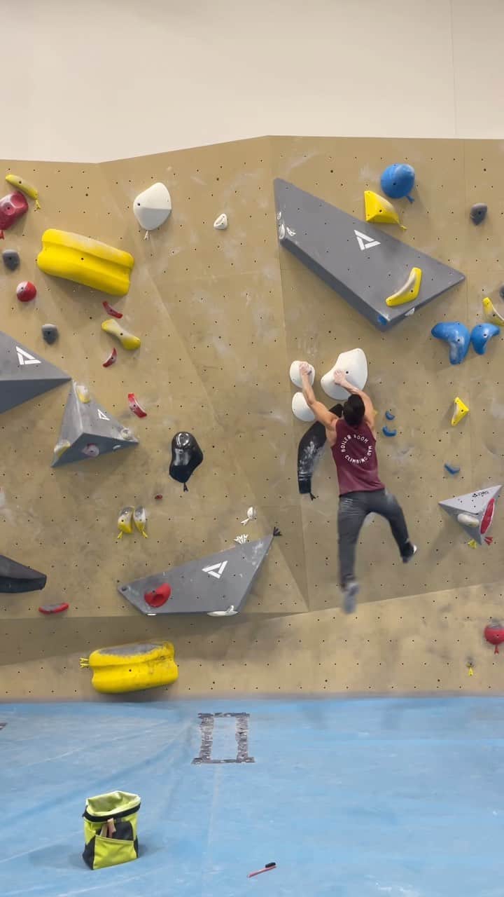 シーン・マコールのインスタグラム：「First try on this coordination power boulder 💪🏽 ⠀⠀⠀⠀⠀⠀⠀⠀⠀ Loading onto my right shoulder so happy moves like this are more doable now. Another few days of camp ⛺️ ⠀⠀⠀⠀⠀⠀⠀⠀⠀ How was everyone’s weekend? I ate turkey 🦃 ⠀⠀⠀⠀⠀⠀⠀⠀⠀ ⠀⠀⠀⠀⠀⠀⠀⠀⠀ ⠀⠀⠀⠀⠀⠀⠀⠀⠀ ⠀⠀⠀⠀⠀⠀⠀⠀⠀ ⠀⠀⠀⠀⠀⠀⠀⠀⠀ @scarpana | @flashedclimbing | @boilerroomclimbing | @mec | @team_edelrid  #climbing #train #canada #athlete #sports #power #fitness #work #workhard #workout #strength #ninja #gym #fun #business #challenge」