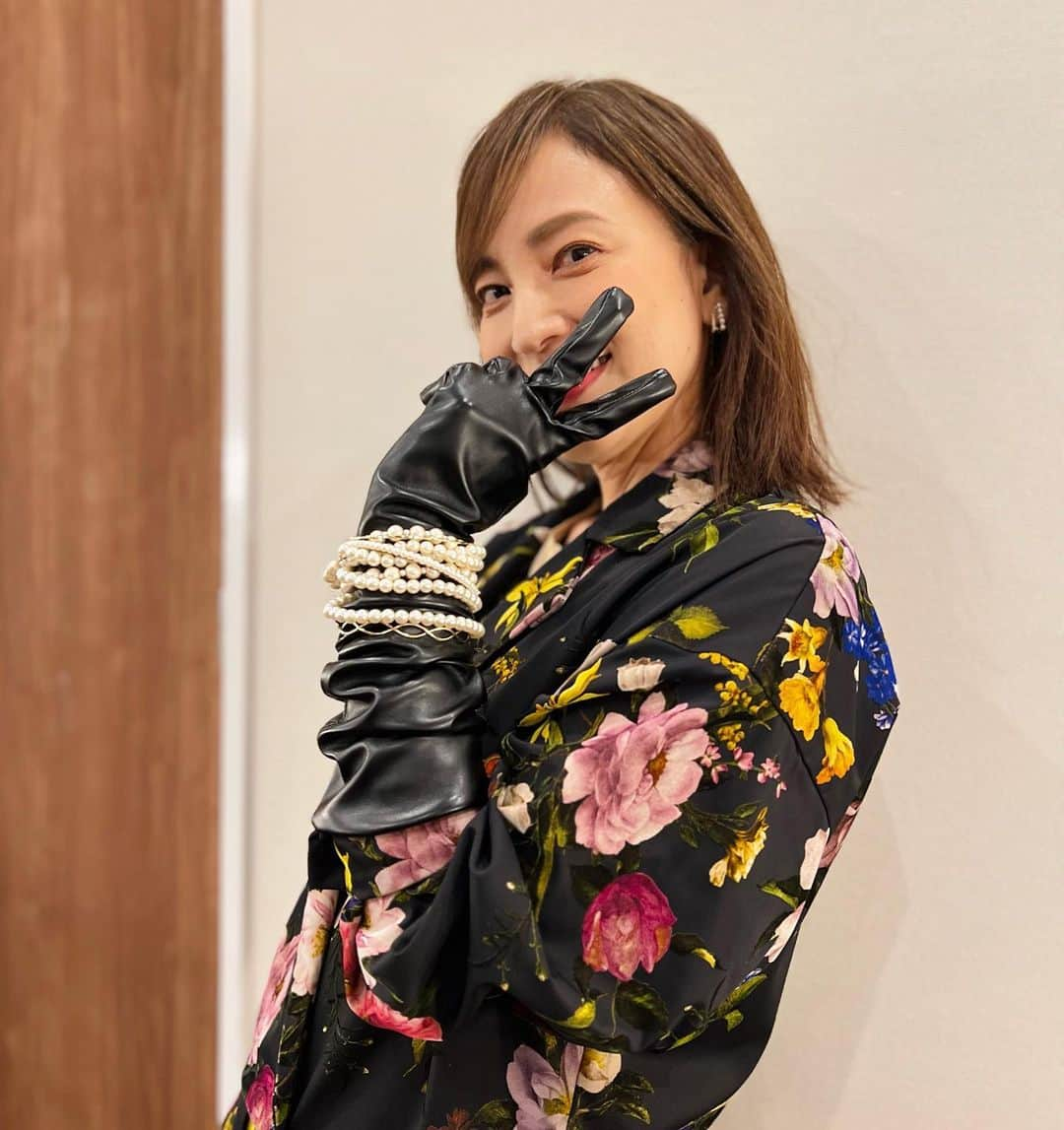 鈴木杏樹さんのインスタグラム写真 - (鈴木杏樹Instagram)「なんて✨✨ 夢のようなLIVEだったのでしょー🤩‼️  まだ小学生だった頃の “かっこちゃん”に 貴女の未来にこんな素敵な日が訪れるよ❣️と 伝えてあげたい。。。✨✨  最高の夜でした🎶✨✨  そして❣️ 明日もありますっ🤩👍  明日も楽しみですっっっ🎤🎶❤️  #鈴木杏樹 #AnjuSuzuki #KAKKO  #TheNightTempoShow #NeoStandard #NightTempo #FANCYLABO #当山ひとみ さん #BonniePink さん #早見優 さん #野宮真貴 さん #小泉今日子 さん」10月11日 22時48分 - anju.suzuki_official