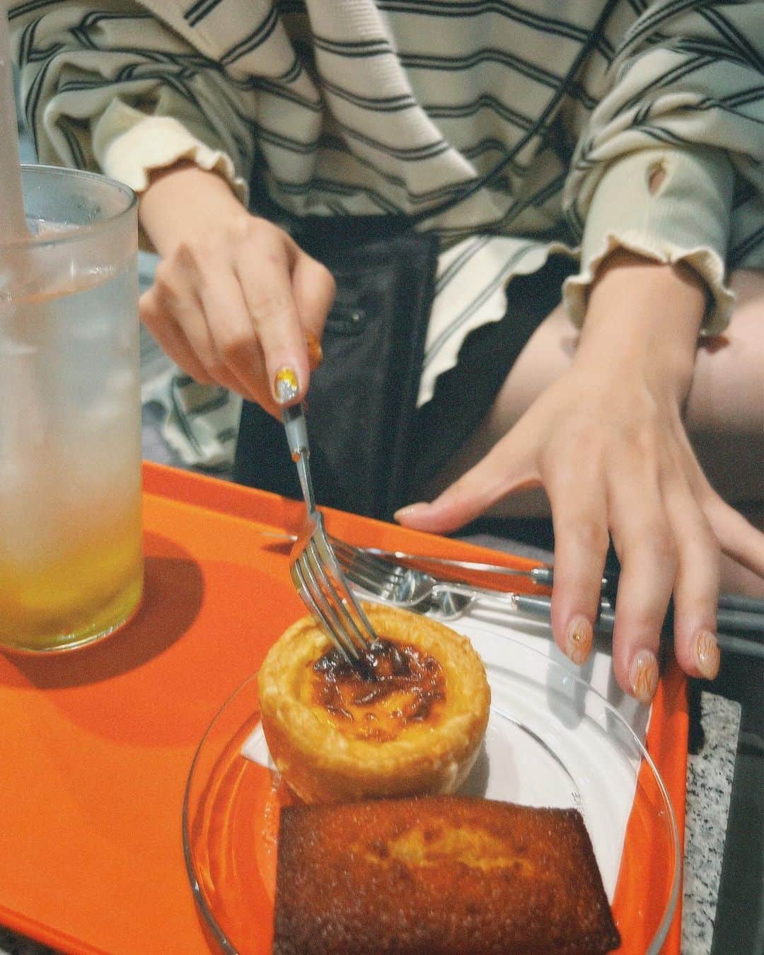 安中芙美のインスタグラム：「韓国🇰🇷夜カフェ♡ 私は普段ケーキより煎餅派な人間だけど たまに食べる甘い系は最高🍰  この日はぺろっと食べ切った🤭  夜のお散歩とかは、何歳になってもワクワクするなぁ。 おじいちゃんおばあちゃんなっても ワクワクするのかな？🤫  検証したいと思います🤭」