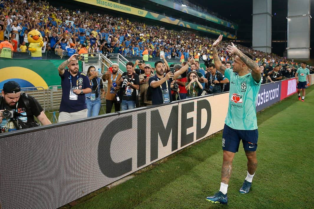 サッカー ブラジル代表チームさんのインスタグラム写真 - (サッカー ブラジル代表チームInstagram)「Fernando Diniz comanda primeiro treino com bola da Seleção Brasileira visando as Eliminatórias. Mais de 6 mil crianças de escolas e ONGs acompanharam o treinamento na Arena Pantanal. 🇧🇷⚽ #SeleçãoBrasileira #TreinoCuiabá  📸: @foto_vitorsilva / CBF」10月11日 22時51分 - cbf_futebol