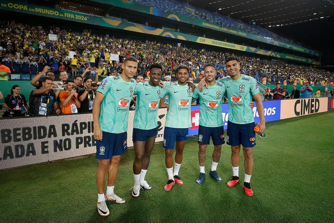 サッカー ブラジル代表チームさんのインスタグラム写真 - (サッカー ブラジル代表チームInstagram)「Fernando Diniz comanda primeiro treino com bola da Seleção Brasileira visando as Eliminatórias. Mais de 6 mil crianças de escolas e ONGs acompanharam o treinamento na Arena Pantanal. 🇧🇷⚽ #SeleçãoBrasileira #TreinoCuiabá  📸: @foto_vitorsilva / CBF」10月11日 22時51分 - cbf_futebol