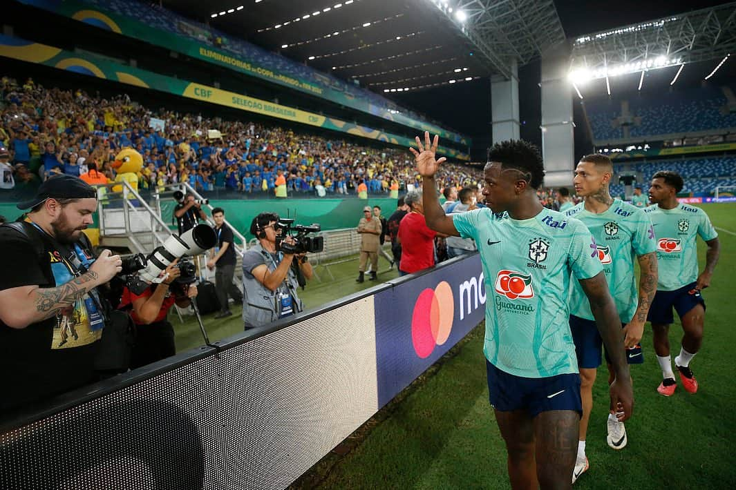 サッカー ブラジル代表チームさんのインスタグラム写真 - (サッカー ブラジル代表チームInstagram)「Fernando Diniz comanda primeiro treino com bola da Seleção Brasileira visando as Eliminatórias. Mais de 6 mil crianças de escolas e ONGs acompanharam o treinamento na Arena Pantanal. 🇧🇷⚽ #SeleçãoBrasileira #TreinoCuiabá  📸: @foto_vitorsilva / CBF」10月11日 22時51分 - cbf_futebol