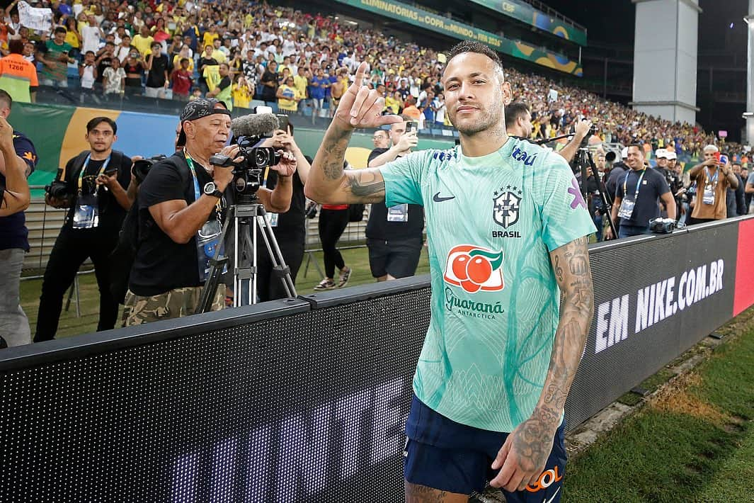 サッカー ブラジル代表チームさんのインスタグラム写真 - (サッカー ブラジル代表チームInstagram)「Fernando Diniz comanda primeiro treino com bola da Seleção Brasileira visando as Eliminatórias. Mais de 6 mil crianças de escolas e ONGs acompanharam o treinamento na Arena Pantanal. 🇧🇷⚽ #SeleçãoBrasileira #TreinoCuiabá  📸: @foto_vitorsilva / CBF」10月11日 22時51分 - cbf_futebol