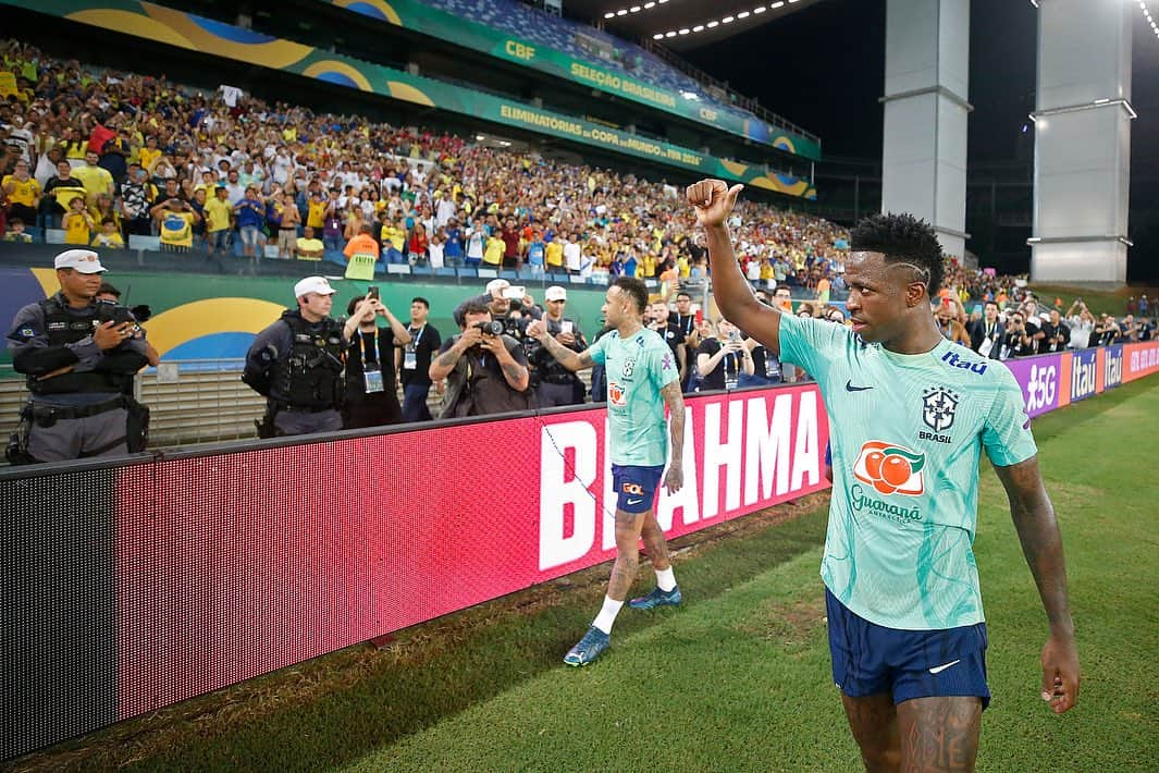 サッカー ブラジル代表チームさんのインスタグラム写真 - (サッカー ブラジル代表チームInstagram)「Fernando Diniz comanda primeiro treino com bola da Seleção Brasileira visando as Eliminatórias. Mais de 6 mil crianças de escolas e ONGs acompanharam o treinamento na Arena Pantanal. 🇧🇷⚽ #SeleçãoBrasileira #TreinoCuiabá  📸: @foto_vitorsilva / CBF」10月11日 22時51分 - cbf_futebol