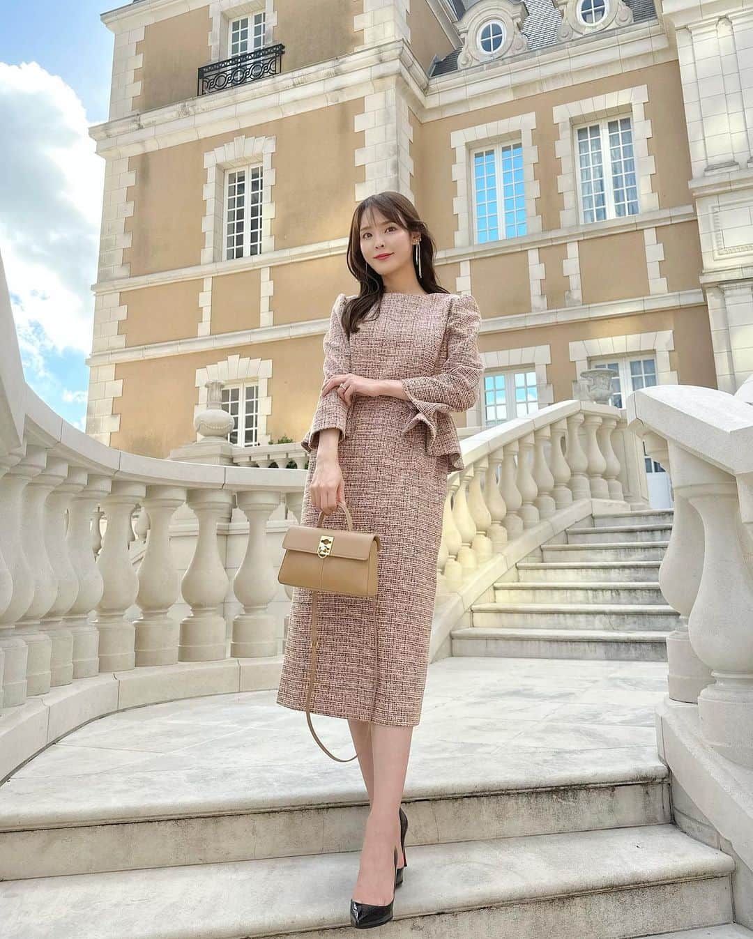 磯田 ひかる(Hikaru Isoda) のインスタグラム：「こんばんは♡ みなさん、急に寒くなって体調崩してないですか？🥲  この時期の服装悩みますよね💭  この日はツイードのワンピースを♥ @usagionline 限定カラーだよ🤍 オケージョンにもおすすめܸ. ̫ .ܸ  【着用アイテム】 Dress @celford_official @usagionline  【USAGI限定】ロングスリーブペプラムタイトワンピース サイズ 36 ¥26,400 税込  Bag @cafune.official  Shoes @louboutinworld   ------------------------------ picaru：162cm / 骨格ウェーブ 1st ブライトスプリング 2nd ブライトサマー  大人可愛いスタイルアップコーデ ヘアメイクを合わせた トータルスタイリングを提案🤍  不定期にストーリーで ファッションお悩み相談募集中🥰 ------------------------------  他の投稿を見る→【@picaruuu】」