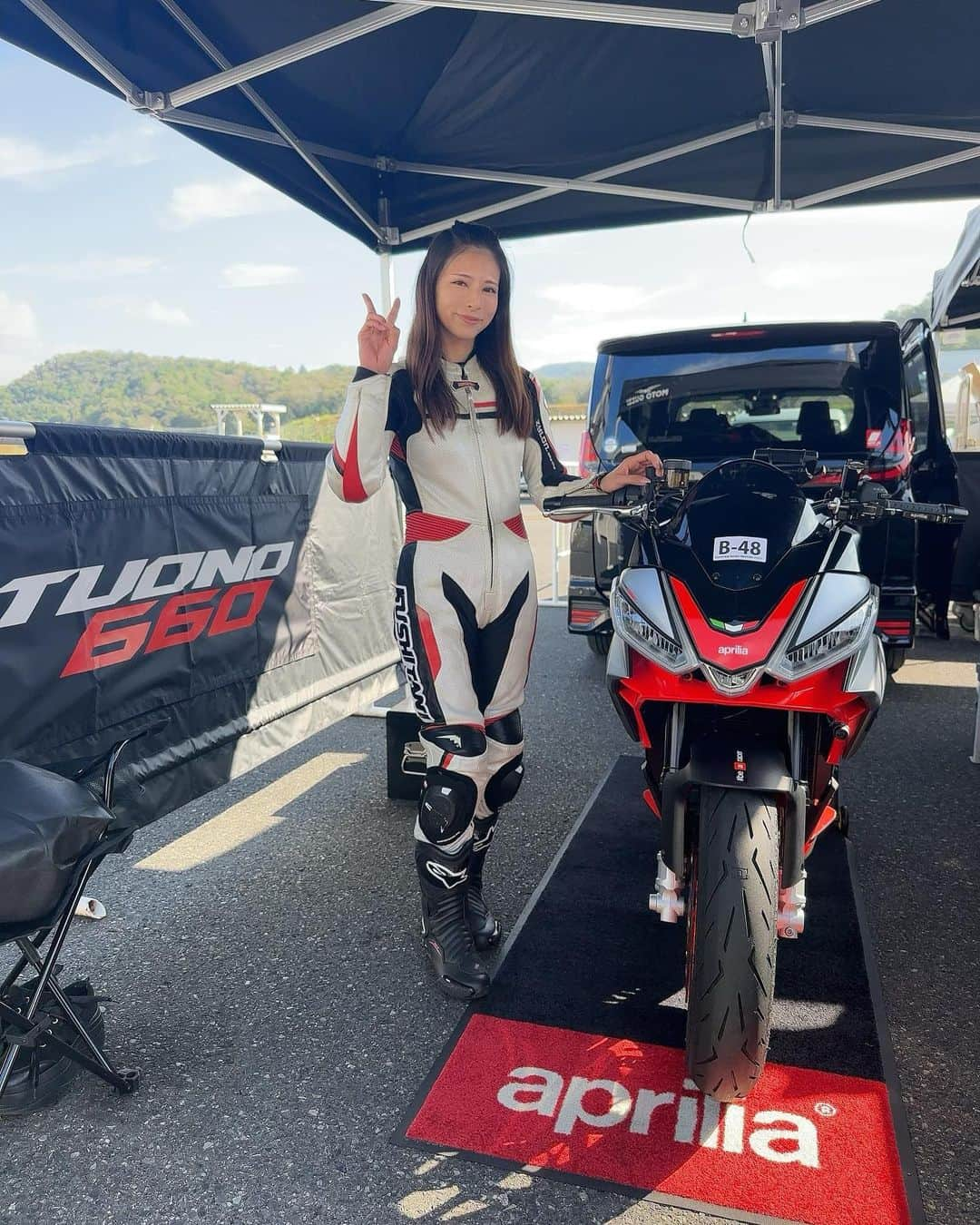 葉月美優のインスタグラム：「❥今日はKUSHITANI RIDING MEETINGに参加させていだき、岡山国際サーキットを走行しました🏍💕  1年ぶりの岡山はaprilia TUONO660でꕤ*.゜ パワーがあってよかったなっ！  RS660も乗ってポジションがすごくよかったし、また乗ってみたい気持ちだけど、 同時にTUONO660の良さも改めて感じられました♫  また、KUSHITANIさんのライディングスーツもお借りしました♡ RS660とマッチしてるねと言われました🤭  KUSHITANI RIDING MEETINGでは apriliaの試乗車があるので、気になる方はぜひ試してくださいっ！ 私も初レンタルしちゃったもんね꒰ঌ　໒꒱  BIKE▶TUONO660 @apriliajapan  @aprilia   WARE▶KUSHITANI @kushitani_coordinate   BOOTS▶alpinestars @alpinestars   次回は筑波サーキット⸜(*ˊᗜˋ*)⸝  #aprilia #apriliaracing #apriliajapan #tuono #tuono660 #tuonov4 #tuonofactory #tuonov4factory #rs660 #rsv4 #rsv4factory #bikegirl #racequeen #kushitani #アプリリア #大型バイク #大型バイク女子 #大型バイク乗り #バイク女子フォト #バイク女子と繋がりたい #クシタニ #サーキットへ行こう #サーキット女子 #岡山国際サーキット #kushitani #バイク好きな人と繋がりたい #レースクイーン #バイク旅 #alpinestars #motovlog #モトブログ」