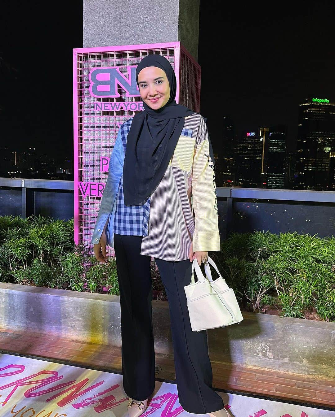 Zaskia Sungkarさんのインスタグラム写真 - (Zaskia SungkarInstagram)「Congrats @paula_verhoeven x @brandnobrand.official  Bismillah laris manisss」10月11日 22時56分 - zaskiasungkar15