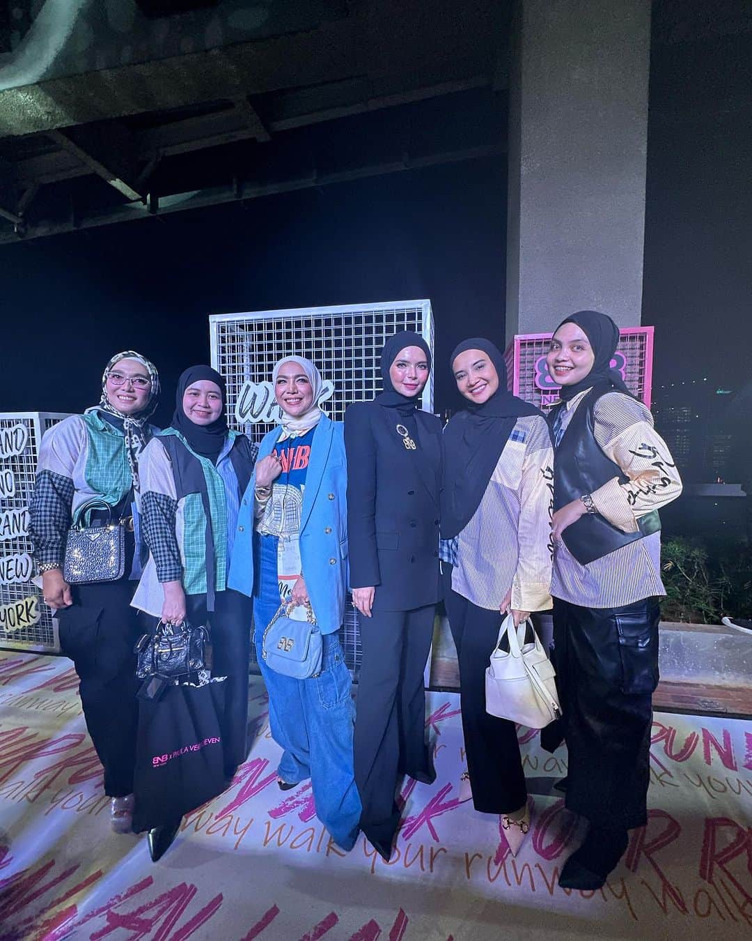 Zaskia Sungkarさんのインスタグラム写真 - (Zaskia SungkarInstagram)「Congrats @paula_verhoeven x @brandnobrand.official  Bismillah laris manisss」10月11日 22時56分 - zaskiasungkar15