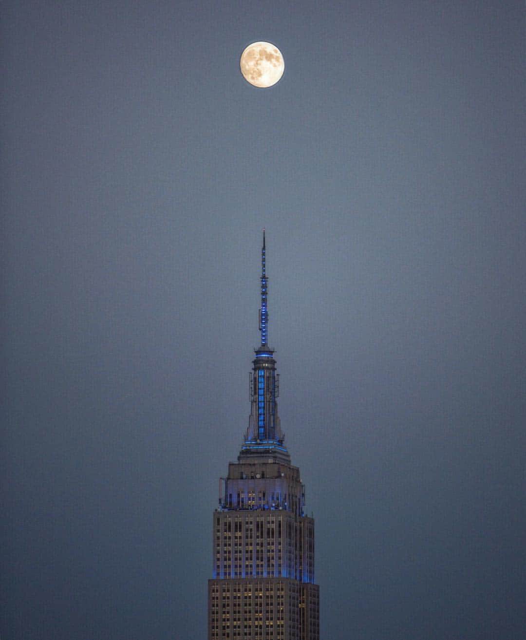 ジミー・チンのインスタグラム：「Full moon rising.」
