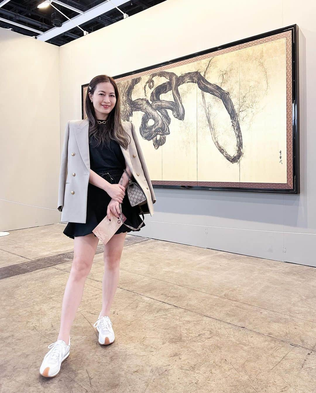 Ruby Kwanさんのインスタグラム写真 - (Ruby KwanInstagram)「My favourite #lihuayi @ink_asia 🧡  Li Huayi 李華式 Free Mind in Peace II 《逸意寧遠（二）》，2018 Ink on six-fold antique Japanese gilded screen 水墨、六折日本古董金箔地屏風 175.5 × 369.7 cm  Melody of Stone 《石韻幽姿》，2021 Ink and gold leaf on canvas 水墨金箔布本 50 x 49.5cm  #inkasia #inkasia2023 #李華弌 #huayili #rubykwan   Outfit of the day: Top #bottegaveneta  Bottom @sacaiofficial #sacai Blazer & necklace @ysl #saintlaurent #saintlaurentblazer  Shoes @loewe #loeweflowrunner  Bag @gucci #guccixbalenciaga  Hair accessory @dior #diorhairclip」10月11日 22時59分 - rougecloset