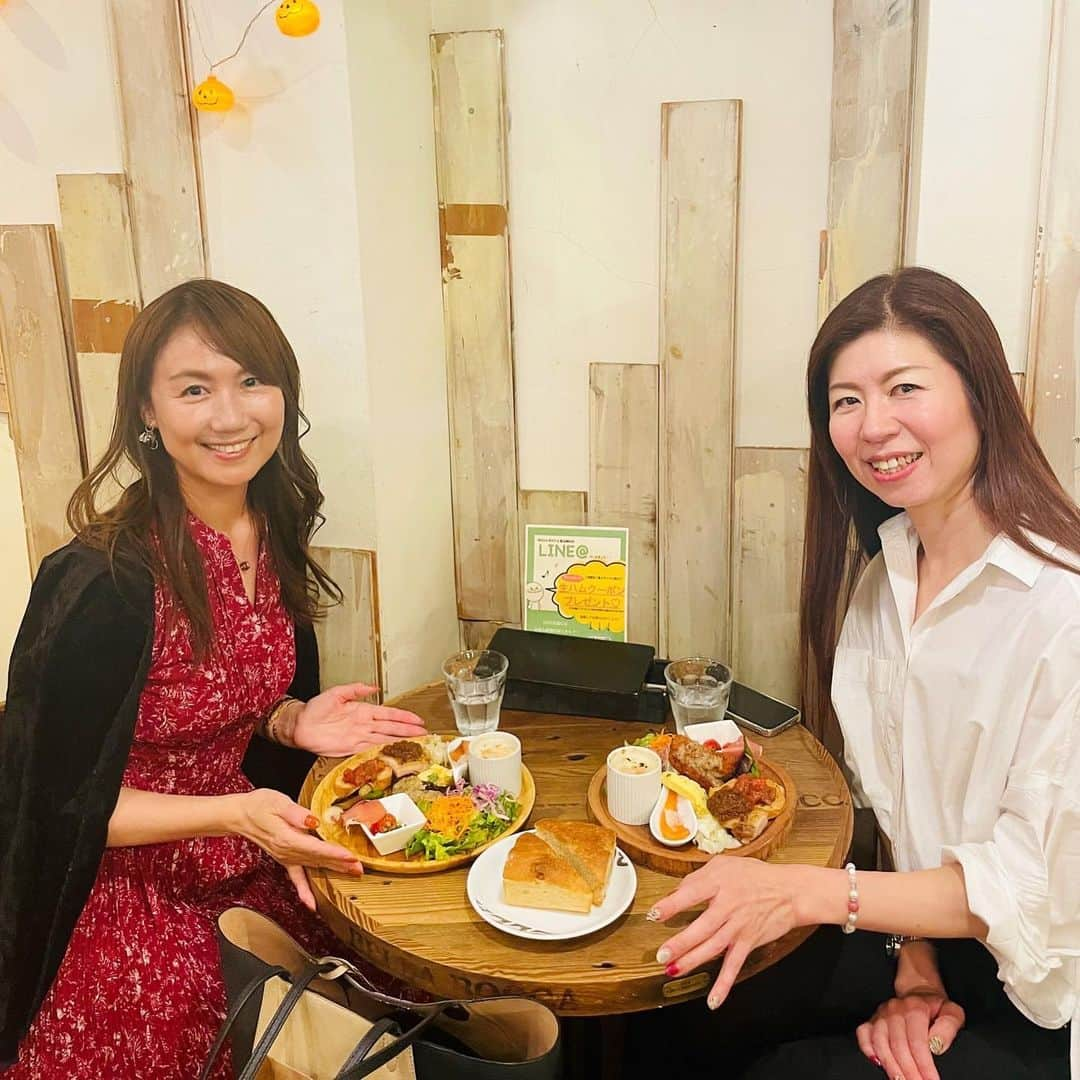 小林万希子さんのインスタグラム写真 - (小林万希子Instagram)「・  今日は久しぶりに秀子さんとDATE💕  先月「お元気ですかー」とご連絡をいただいて やっときたあ〜😆💓と即お会いする約束を✨  年末に会ったっきりだったから ほぼ1年近く？？  ずーっと頑張ってた秀子さん⭐️ ここにきて、大きく未来を方向転換✨✨  かなり勇気がいった決断 でも、晴れ晴れの顔が全て物語ってました💓  積もる話がありすぎて 午前中から会って、気づいたらとっぷりと夕方で🌆🤣  時計を気にせず話すとあんなことになるのねーwww  今の気持ちや未来のこと✨ いろいろとゆっくり聞けてよかったです💓  盛りだくさんすぎて容量オーバーだけど…🤣 もう、楽しみしかないよね‼️  久しぶりにキラキラした秀子さんに会えて 私も元気をもらえました💪  今日はありがとうー❤️ 引き続き応援してます📣😊✨  お店は新鮮野菜たっぷりのベラボッカ💕 @bella.bocca  さすが人気店！ ランチタイムは満席でした〜🈵 美味しかった💓  #ランチ #ランチデート  #食べながら喋る  #野菜たっぷり　🥦 #いろいろ決断する時期  #自分の人生は自分で決める  #楽しみながらステップアップ  #前しか見えない 💕」10月11日 23時00分 - macky1218