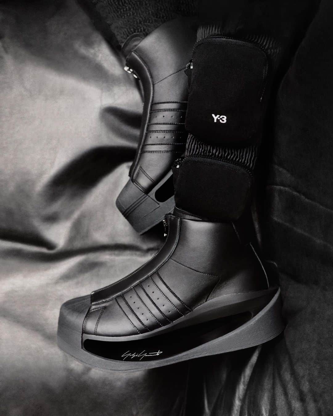 ワイスリーのインスタグラム：「Y-3 Gendo Pro Model.   Coming soon to the Chapter 4 collection.   Lensed by @valeriaherklotz.  #adidas #Y3 #YohjiYamamoto」