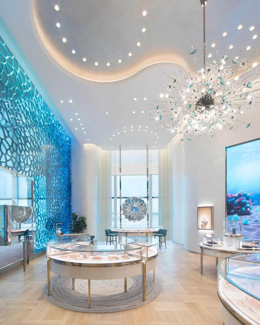 ティファニーさんのインスタグラム写真 - (ティファニーInstagram)「Our newly designed Changi Airport store in Singapore is a showcase of the House and The Tiffany & Co. Foundation’s long-standing commitment to sustainability. Featuring a one-of-a-kind, 3D-printed façade created from an innovative mix of recycled fishing nets and plastic waste reclaimed from the ocean, this new building material is a tangible reflection of our commitment to preserving the beauty of the natural world. Link in bio. #TiffanySustainability #TiffanyAndCo」10月11日 23時01分 - tiffanyandco