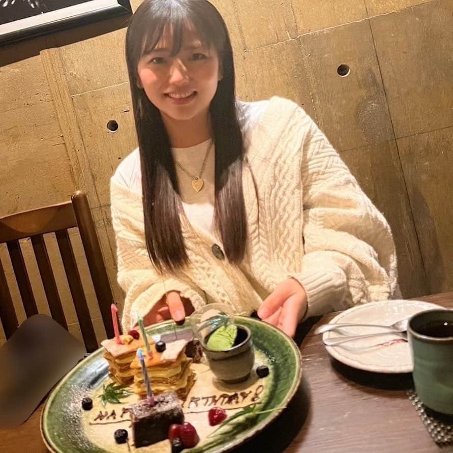 久田莉子のインスタグラム：「． またひとつ歳を重ねました！！ 昨年からついてもらっているマネージャーさんにお祝いしてもらいました！😭  年齢を重ねる毎に健康でいられることって凄く幸せな事なんだと身に沁みます  どんな時でも一番の味方となってサポートしてくれるマネージャーさんにはほんと大感謝です 明日からも挑戦の日々！ また新たな気持ちで一歩一歩頑張ります！！！ ． #birthday ．」